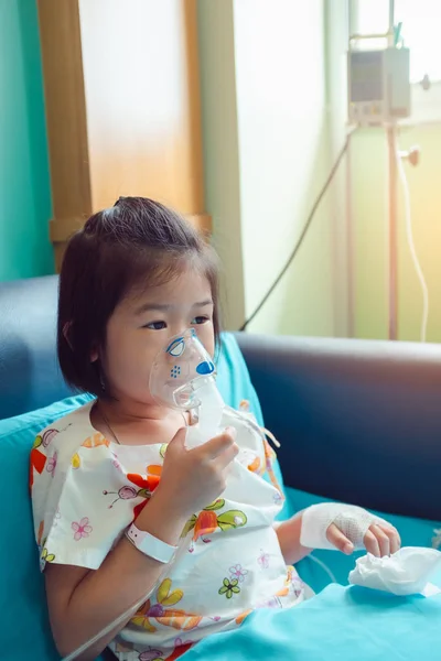 Niño Asiático Triste Sostiene Inhalador Vapor Máscara Para Tratamiento Del —  Fotos de Stock