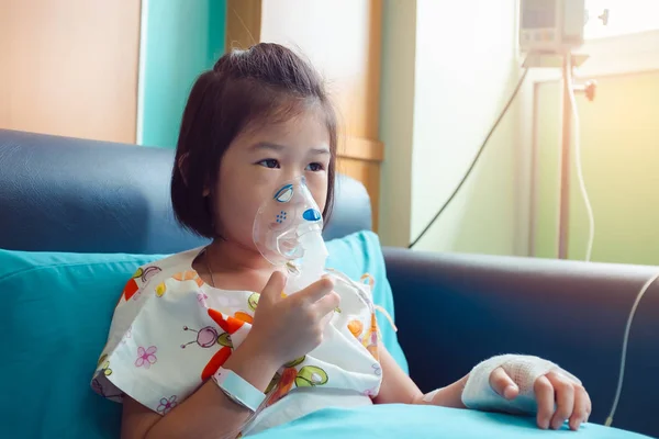 Niño Asiático Triste Sostiene Inhalador Vapor Máscara Para Tratamiento Del —  Fotos de Stock