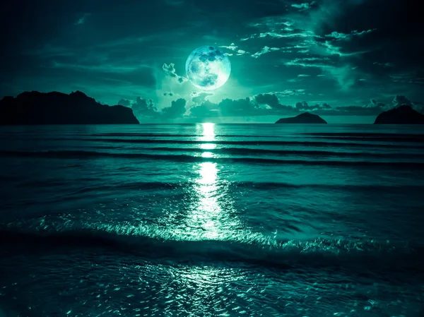 Super luna. Cielo colorido con luna llena brillante sobre el paisaje marino . — Foto de Stock