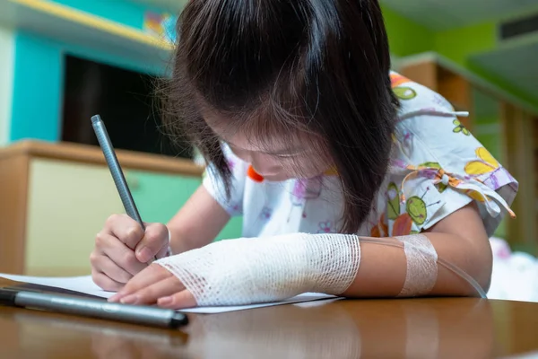 Illness Girl Admitted Hospital While Saline Intravenous Hand Girl Drawing — Stock Photo, Image