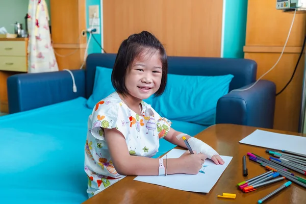 Choroba Dziewczyna Przyznał Szpitalu Podczas Gdy Sól Dożylnie Rękę Dziewczyna — Zdjęcie stockowe