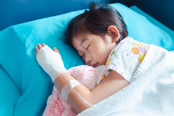 Illness asian child admitted in hospital with saline intravenous — Stock Photo, Image