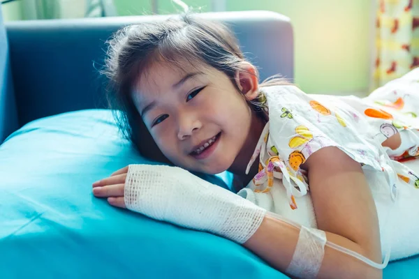 Enfermedad asiática niño ingresado en el hospital con solución salina iv goteo en —  Fotos de Stock