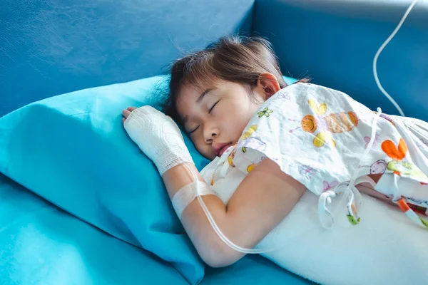 Doença asiática criança admitida no hospital com solução salina intravenosa — Fotografia de Stock