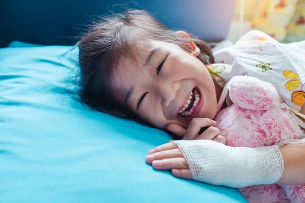 Asijské dítě nemoc přiznal v nemocnici s fyziologickým iv na — Stock fotografie