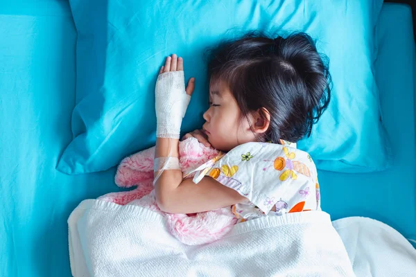 Hastalık Asyalı çocuk intravenöz serum fizyolojik ile hastaneye kabul — Stok fotoğraf