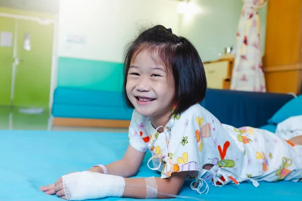 Asijské dítě nemoc přiznal v nemocnici s fyziologickým roztokem intravenózní — Stock fotografie