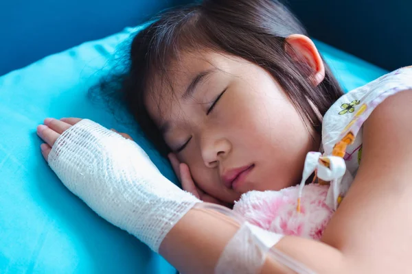 Illness asian child admitted in hospital with saline intravenous — Stock Photo, Image