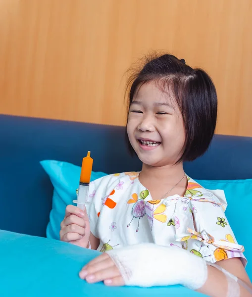 Ziekte Aziatische kind toegelaten in het ziekenhuis met zoutoplossing intraveneuze — Stockfoto