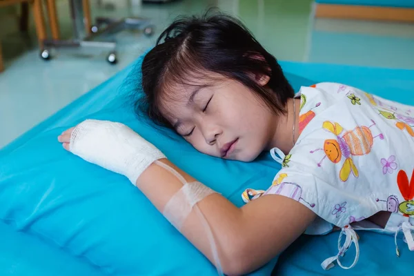 Asijské dítě nemoc přiznal v nemocnici s fyziologickým roztokem intravenózní — Stock fotografie