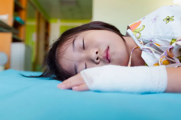 Illness asian child admitted in hospital with saline intravenous — Stock Photo, Image