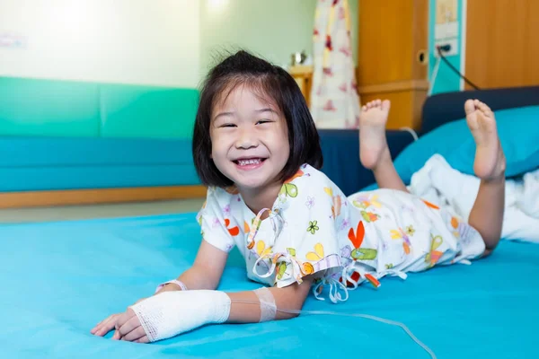 Enfermedad niño asiático ingresado en el hospital con solución salina intravenosa —  Fotos de Stock