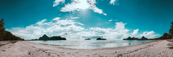 Relajante playa de paraíso tropical con arena blanca e isla en el mar . —  Fotos de Stock