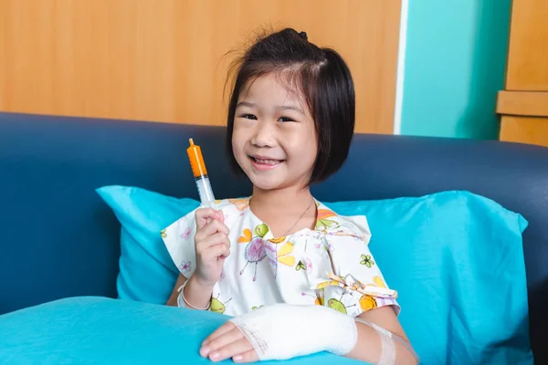 Illness asian child admitted in hospital with saline intravenous — Stock Photo, Image