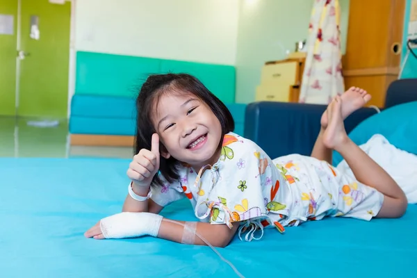 Malattia bambino asiatico ricoverato in ospedale con soluzione salina endovenosa — Foto Stock