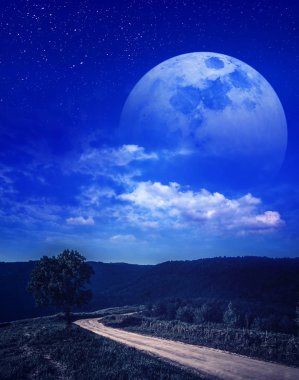 Birçok yıldız ve bulutlar ile güzel ay Manzara. Parçalı bulutlu arkasında Süper ay.