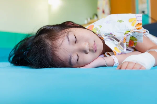 Ziekte Aziatische kind toegelaten aan kant met zoute intraveneuze (Iv) in het ziekenhuis. — Stockfoto