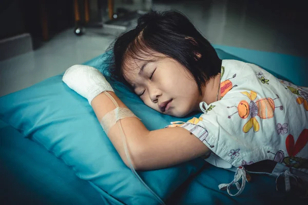 Ziekte Aziatische kind toegelaten in het ziekenhuis met zoutoplossing intraveneus bij de hand. — Stockfoto