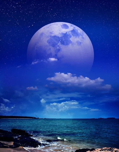 바다 경관을 통해 부분 흐린 뒤에 슈퍼 달과 아름다운 하늘. 평온한 자연 배경. — 스톡 사진