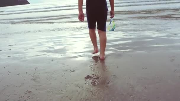 Ragazzo Costume Bagno Cammina Dalla Spiaggia Mare Aria Fresca Mattino — Video Stock