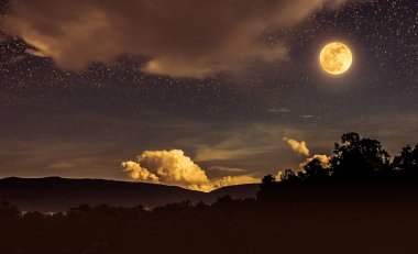 Manzara pek çok yıldız ve güzel dolunay ile gece gökyüzünün.