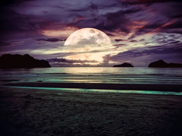 スーパームーン海の上に明るい満月とカラフルな空. — ストック写真