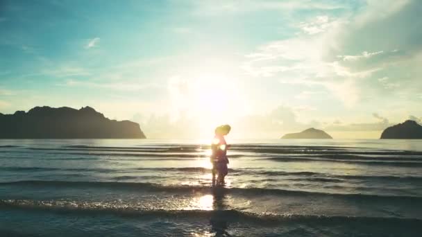 Mutter Und Tochter Glücklich Strand Des Ozeans Unter Dem Sonnenaufgang — Stockvideo