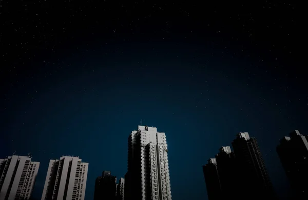 Paisaje urbano y la noche con la oscuridad cielo azul está lleno de muchas estrellas . — Foto de Stock
