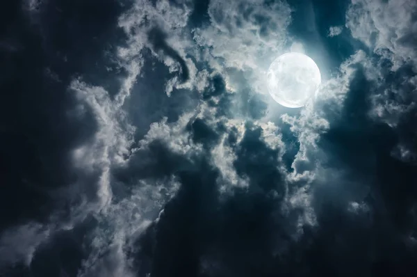 밤에는 어두운 구름이 있는 하늘의 풍경. 달빛 흐린 뒤 아름 다운 보름달, 평온 자연 배경. — 스톡 사진