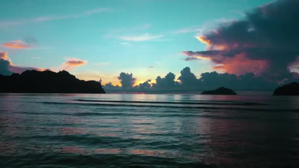 Sabah Ları Deniz Güneş Işığı Ndaki Adaların Manzarası Olay Yerinde — Stok video