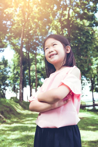 Portret uśmiechniętej Azjatki w parku. — Zdjęcie stockowe