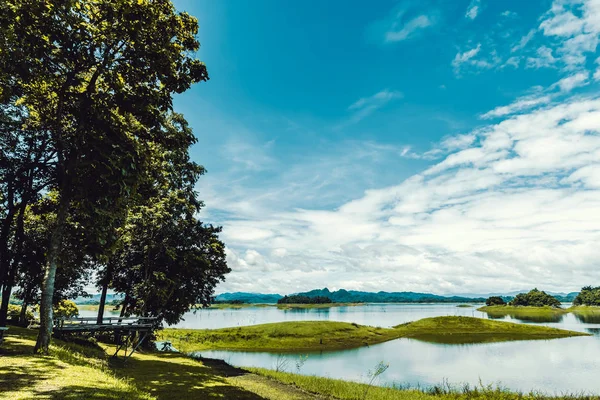 Ormandaki gölün güzel manzarası ve güneşli bir günde mavi gökyüzü. — Stok fotoğraf