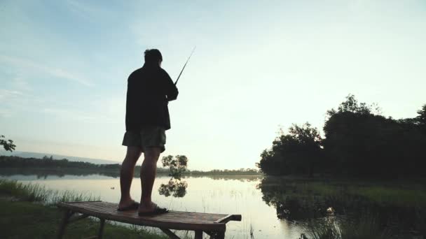 Silhuett Man Som Håller Fiskespö Stående Ensam Och Fiskar Vid — Stockvideo