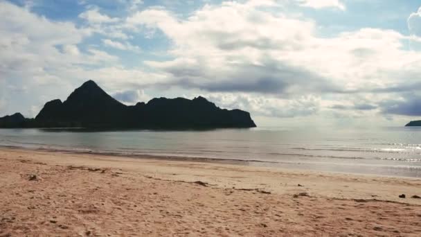 Gündüz Kum Deniz Güneş Işığı Manzarası Pan Kamera Hareketi Soldan — Stok video