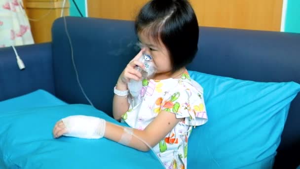 Entzückende Asiatische Kind Hält Eine Maske Dampf Inhalator Für Die — Stockvideo