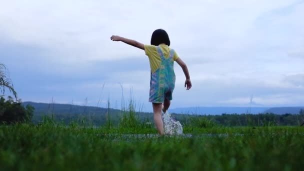 Rallentatore Felice Bambino Asiatico Divertirsi Calci Acqua Lago Attività All — Video Stock