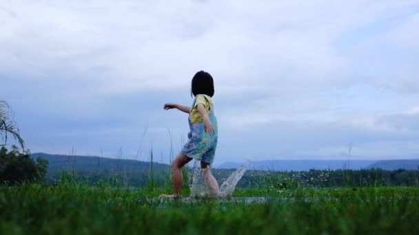 Zwolnij Trochę Szczęśliwe Azjatyckie Dziecko Bawiące Się Kopiące Wodę Nad — Wideo stockowe