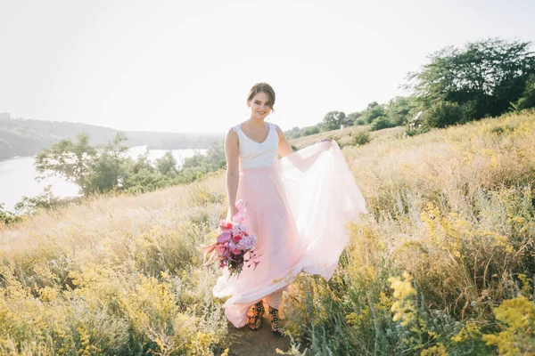 Noiva Luxuoso Vestido Noiva Branco Rosa Natureza Pôr Sol — Fotografia de Stock