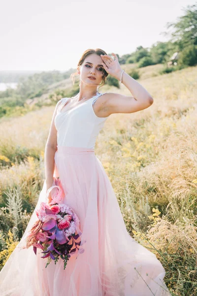 Panna Młoda Luksusowej Białej Różowej Sukni Ślubnej Naturze Zachodzie Słońca — Zdjęcie stockowe