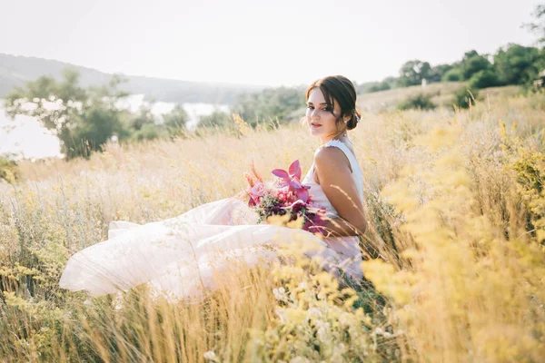 Sposa Lussuoso Abito Sposa Bianco Rosa Natura Tramonto — Foto Stock