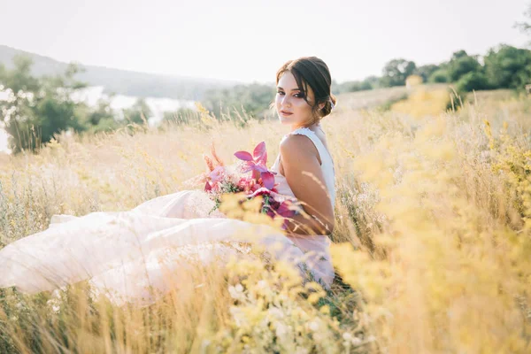 Sposa Lussuoso Abito Sposa Bianco Rosa Natura Tramonto — Foto Stock