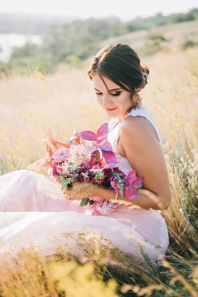 Bruid Een Luxe Witte Roze Trouwjurk Natuur Bij Zonsondergang — Stockfoto