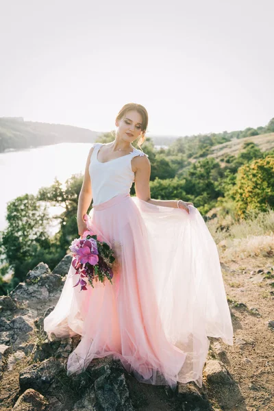 Panna Młoda Luksusowej Białej Różowej Sukni Ślubnej Naturze Zachodzie Słońca — Zdjęcie stockowe