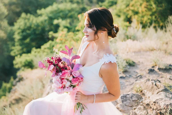 Невеста Роскошном Белом Розовом Свадебном Платье Природе Закате — стоковое фото