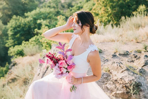 Невеста Роскошном Белом Розовом Свадебном Платье Природе Закате — стоковое фото