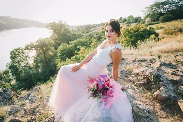 Bruid Een Luxe Witte Roze Trouwjurk Natuur Bij Zonsondergang — Stockfoto