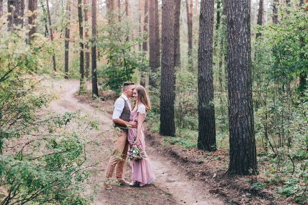 Schönes Paar Beim Fotoshooting Der Liebesgeschichte Wald Einem Rustikalen Kleid — Stockfoto