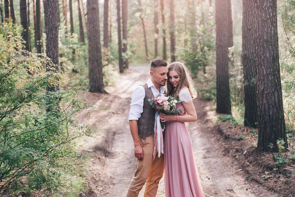 Piękna Para Sesji Zdjęciowej Miłosnej Lesie Rustykalnej Sukience — Zdjęcie stockowe