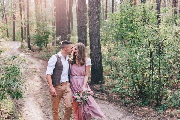 Piękna Para Sesji Zdjęciowej Miłosnej Lesie Rustykalnej Sukience — Zdjęcie stockowe