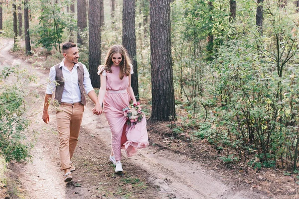 在森林里拍摄的爱情故事的照片中 这对年轻貌美的夫妇穿着朴素的衣服 — 图库照片